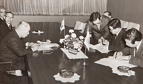 1971_02_与日立电线签订技术合作合约